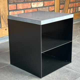 VersaStool – Multifunktionales Möbelstück aus Stahl mit Betonplatte